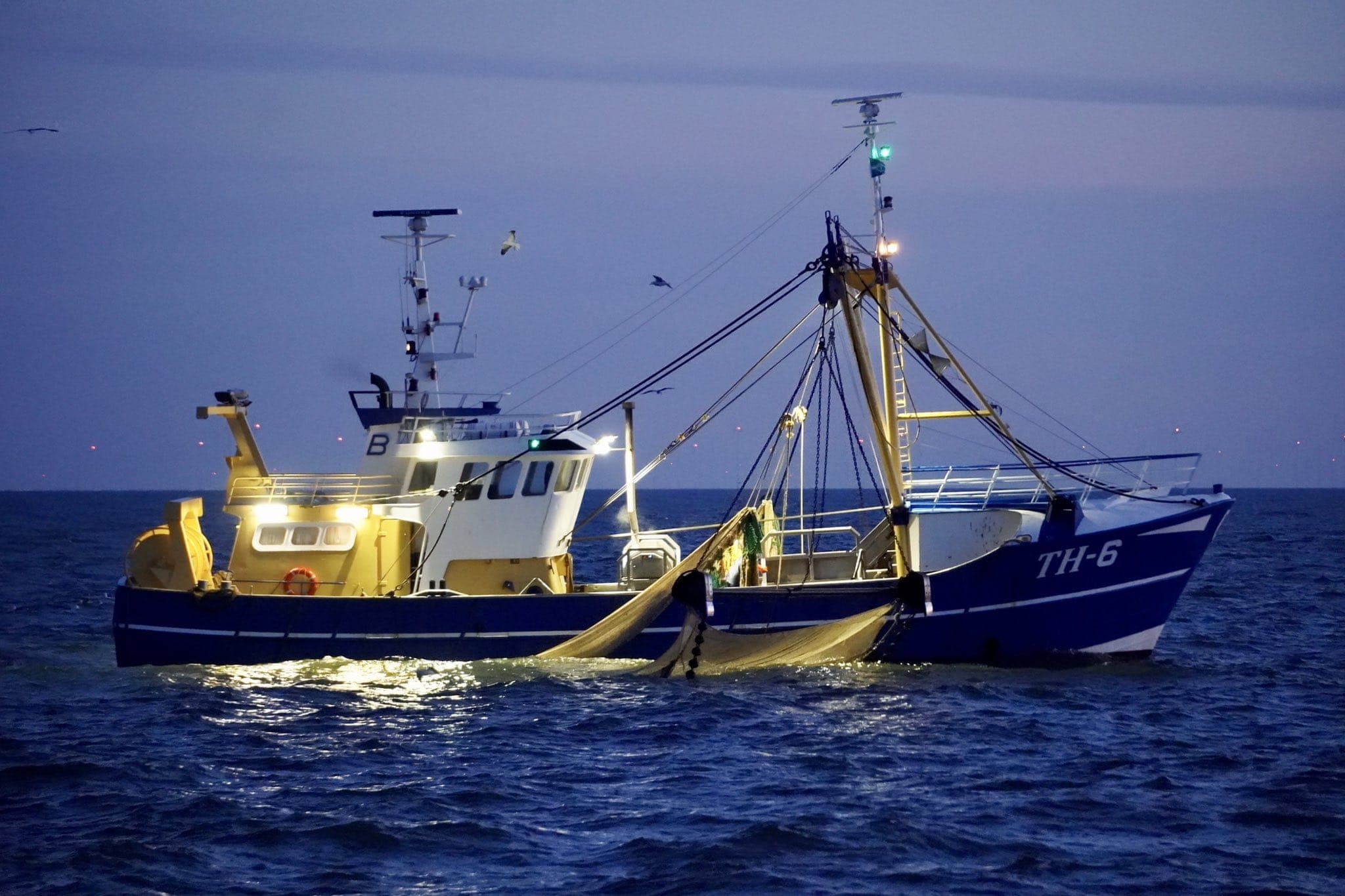 Visserschip Johanna Cornelia op de Noordzee in de avond