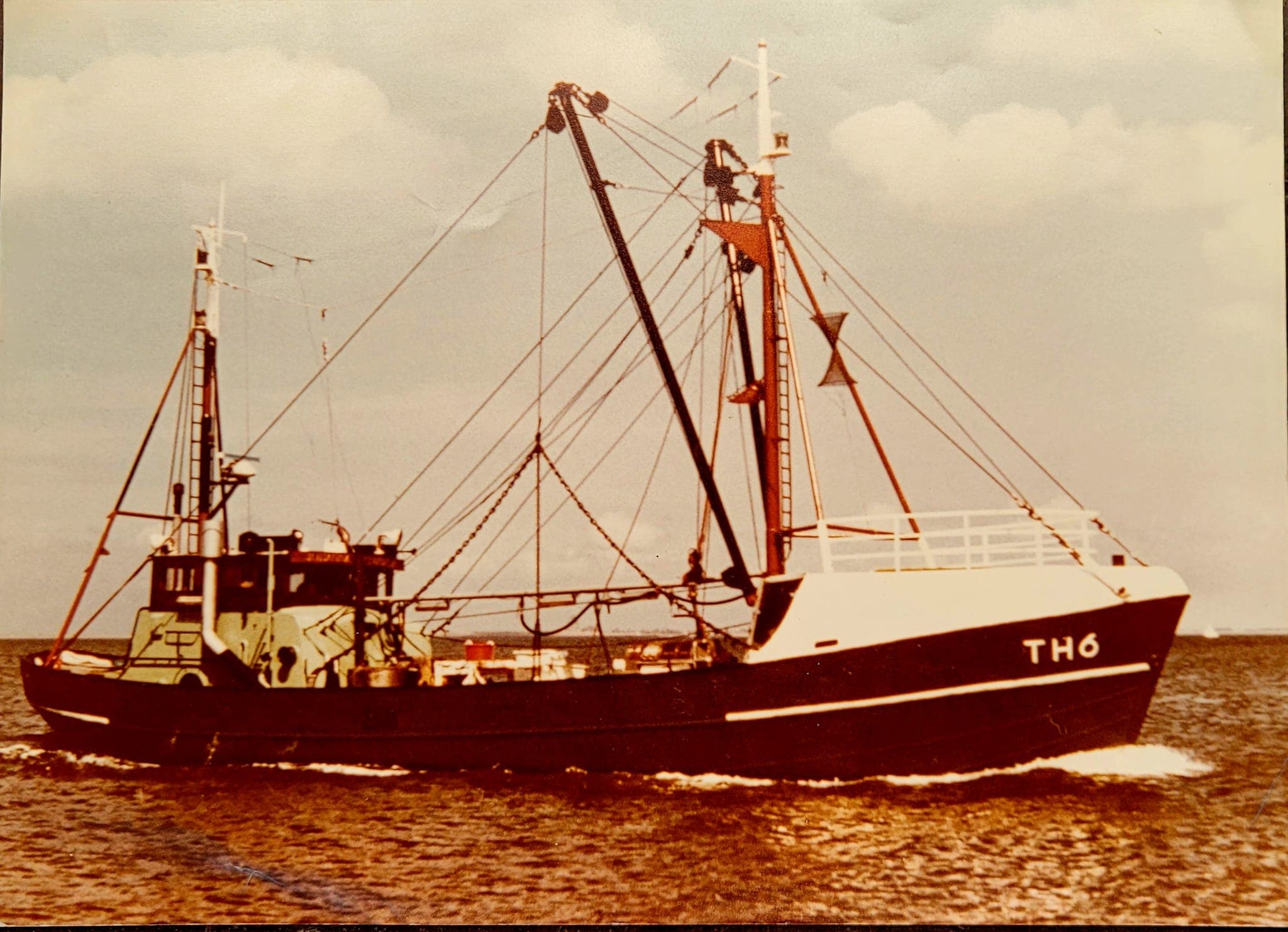 Het vroegere vissersschip Tholen 6 — een nostalgisch beeld van de Noordzeevisserij