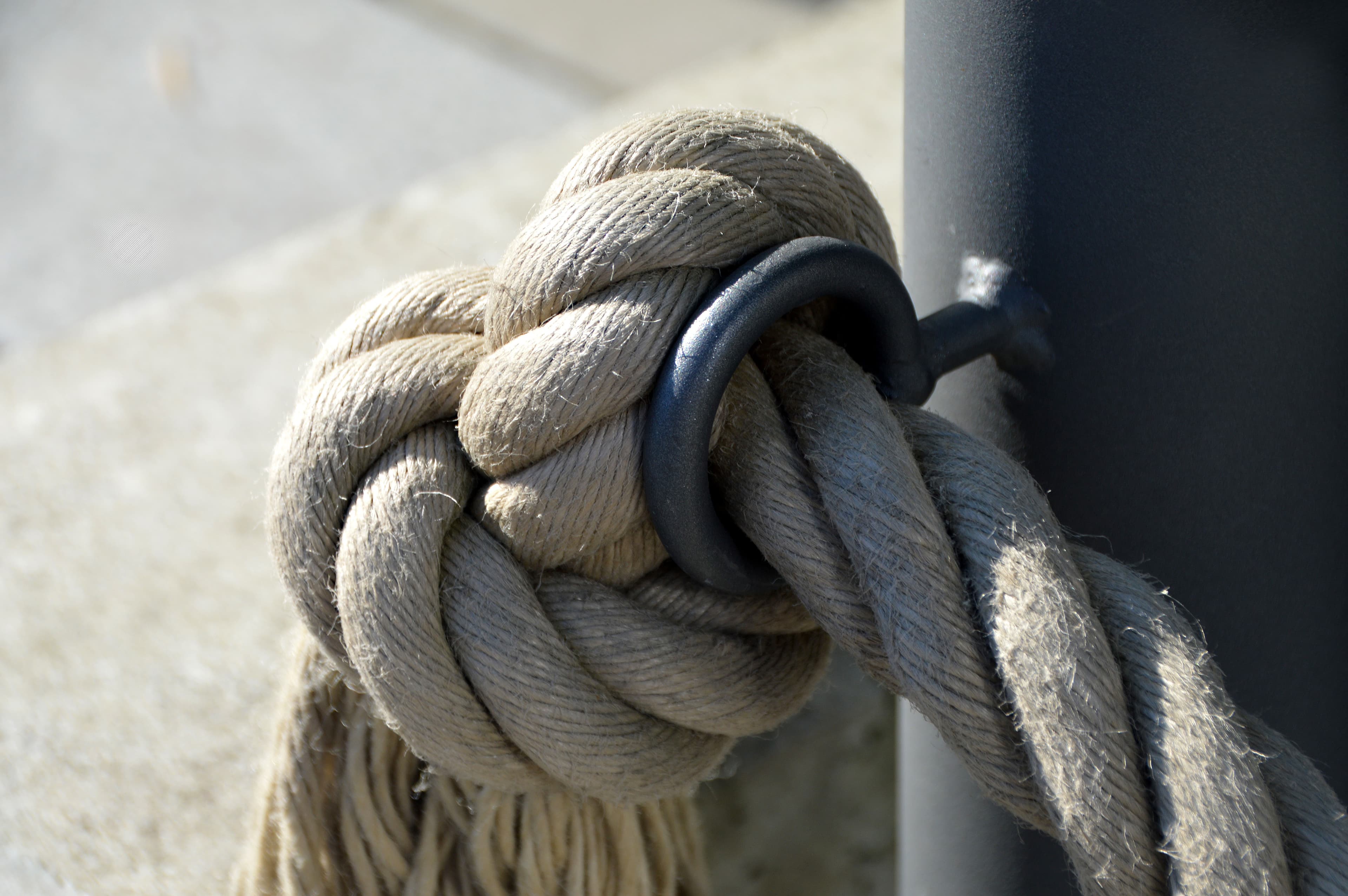 Detail van een knoop in een speeltoestelnet