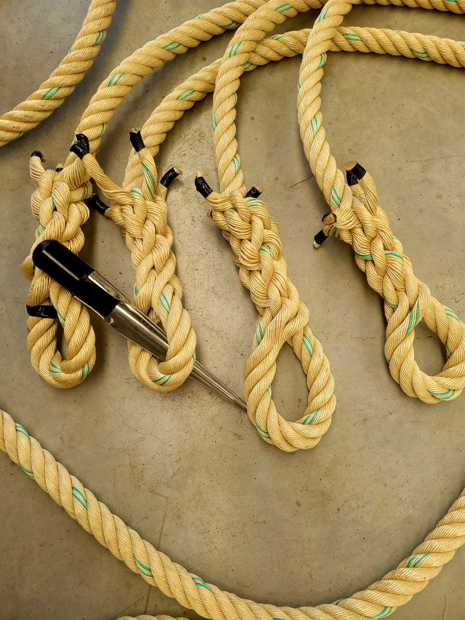 Het splitsen van meerdere dikke touwen — vakkundig handwerk