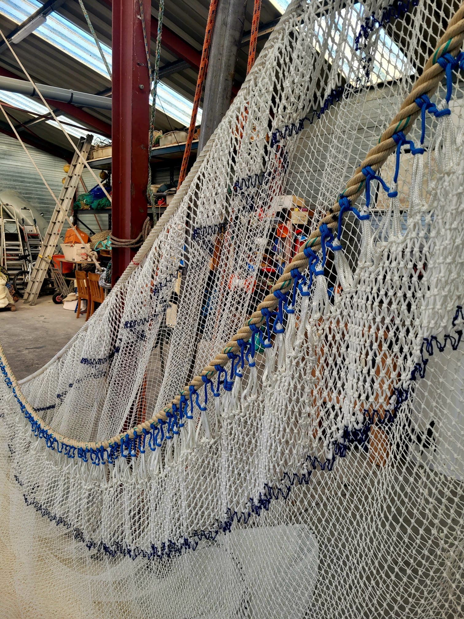Garnalennet met pees — detail van vakkundige netconstructie